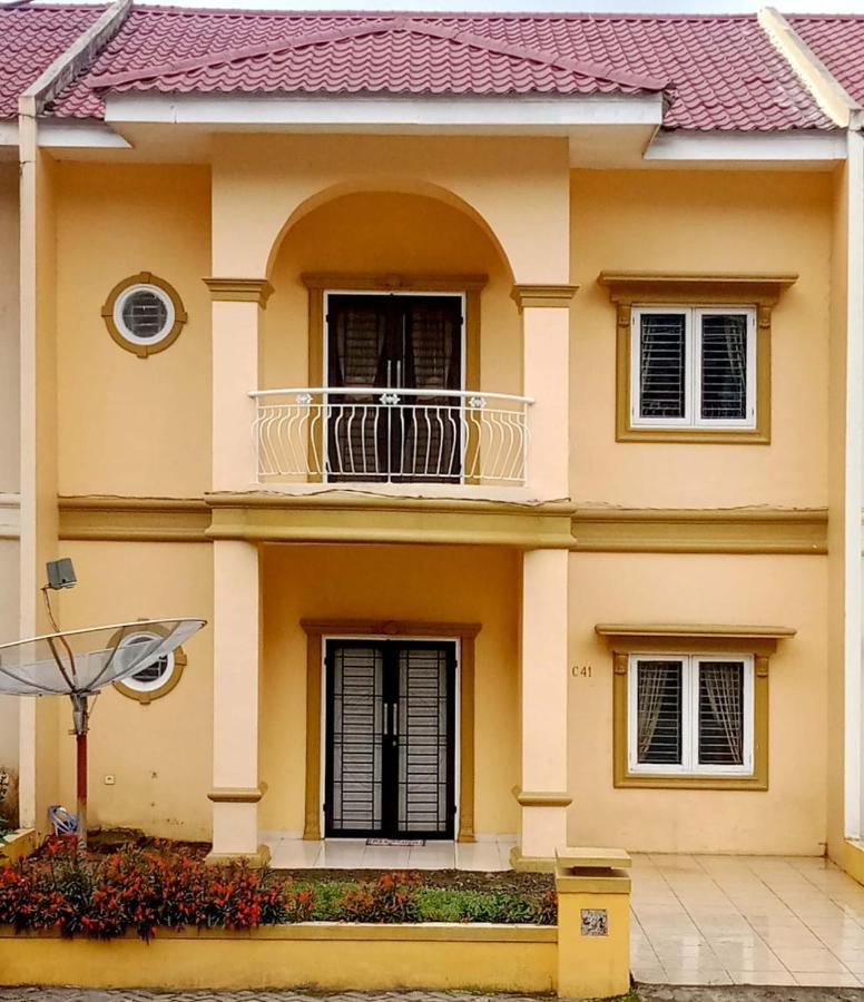 Villa Brastagi Resort Jalan Mimpin Tua Blok C No. 41 Berastagi Eksteriør bilde